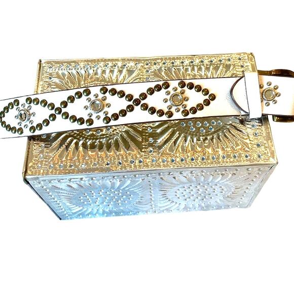 Womens White Studded Belt Faux Leather Rhinestone Stars Glamorous Cowgirl Flaw - Picture 8 of 8